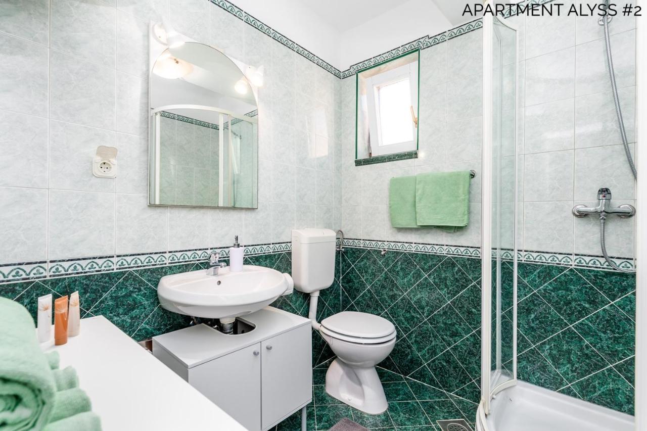 Apartments Alyss Ловран Экстерьер фото